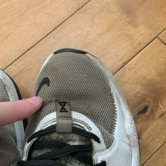 Nike gym shoes HAVE BEEN WORN, good shoes got lots of compliments - Picture 6 of 7